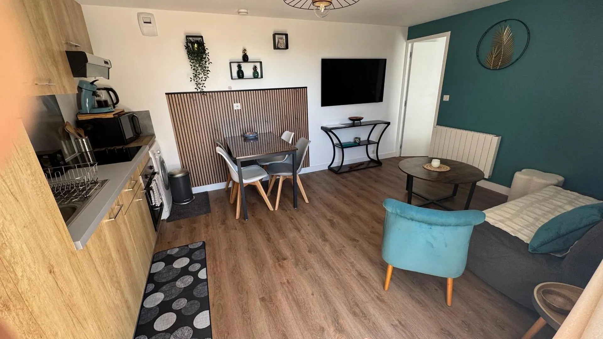 Logement Avec Terrasse Et Parking 콩카르노